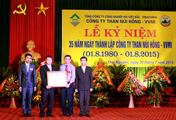 Công ty Than Núi Hồng đón nhận Bằng khen của Thủ tướng Chính phủ