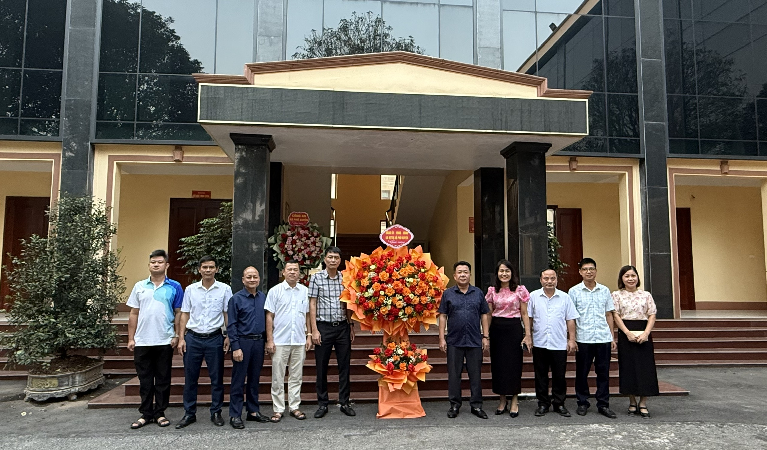 CÔNG TY THAN NÚI HỒNG – VVMI ĐÓN CÁC ĐOÀN ĐẾN CHÚC MỪNG NHÂN NGÀY DOANH NHÂN VIỆT NAM 13/10