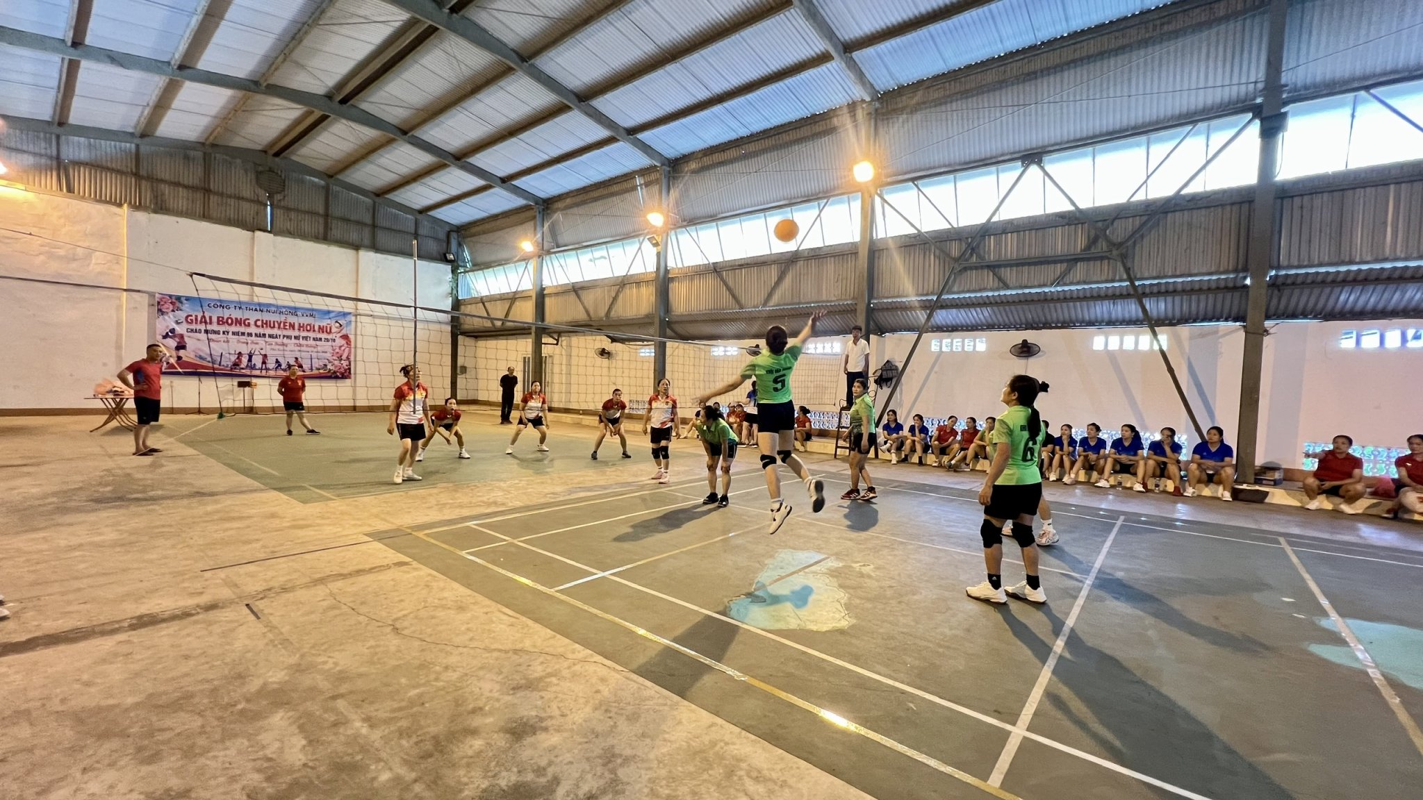 CÔNG TY THAN NÚI HỒNG – VVMI TỔ CHỨC GIẢI BÓNG CHUYỀN HƠI NỮ VÀ GẶP MẶT KỶ NIỆM NGÀY PHỤ NỮ VIỆT NAM 20/10